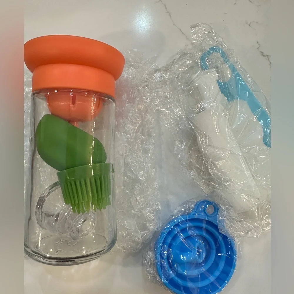 🎄Oil bottle  with silicone brush NIB
